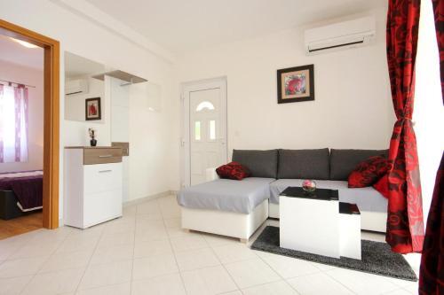 Apartments By The Sea Vinisce, Trogir - 10008