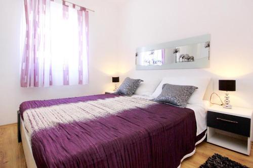 Apartments By The Sea Vinisce, Trogir - 10008
