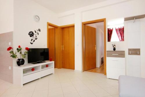 Apartments By The Sea Vinisce, Trogir - 10008