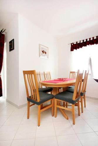 Apartments By The Sea Vinisce, Trogir - 10008