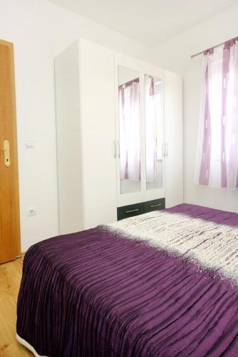 Apartments By The Sea Vinisce, Trogir - 10008