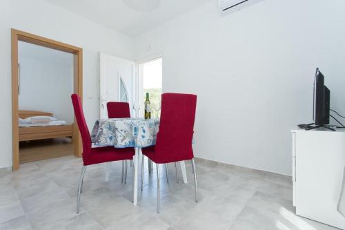 Apartments With A Parking Space Vinisce, Trogir - 18073