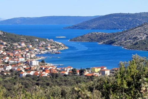 Apartments With A Parking Space Vinisce, Trogir - 18073