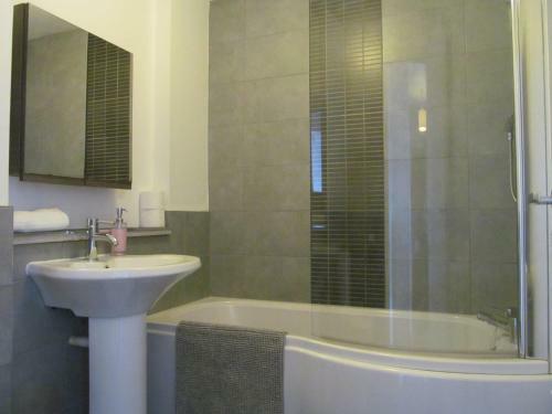 The Granite City - Modern City Centre Apartment