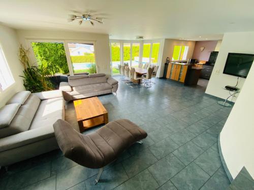 Leon's Holiday Homes Villa 1