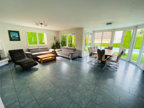 Leon's Holiday Homes Villa 1