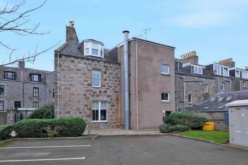 Modern & Spacious Apartment In City Centre