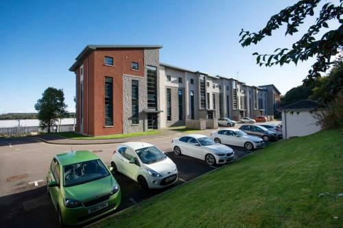Aberdeen 2 Bedroom Apartment, Private Parking And Wifi