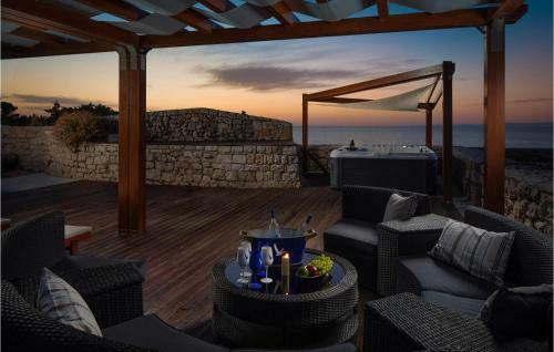 Nice Home In Vis With Jacuzzi, Wifi And 2 Bedrooms