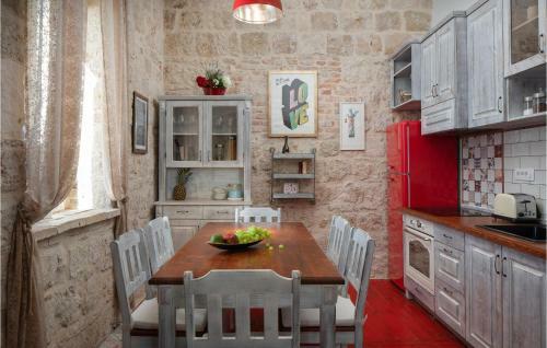 Nice Home In Vis With Jacuzzi, Wifi And 2 Bedrooms