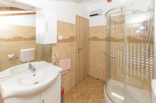 Spacious Holiday Home Guran