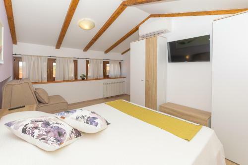 Spacious Holiday Home Guran