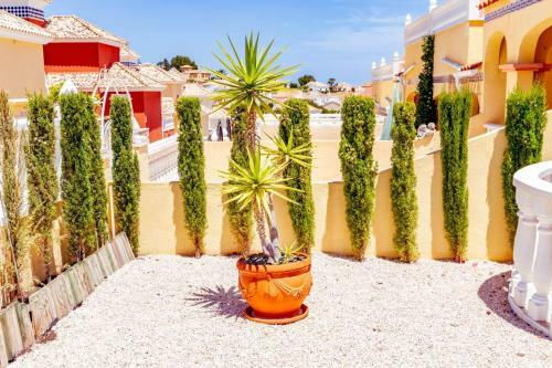 Fabulous 3 Bed House With 4 Communal Pools