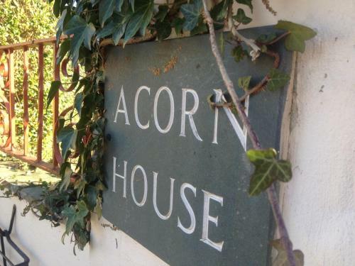 Hostal Acorn House