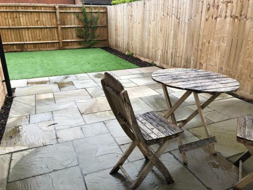 Low Cost, 4 Bed, Pet Friendly Apartment & Parking 06