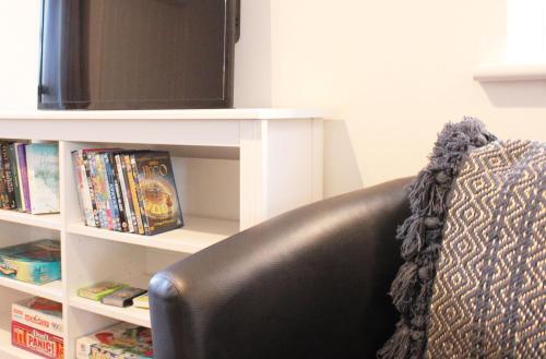 Low Cost, 4 Bed, Pet Friendly Apartment & Parking 06
