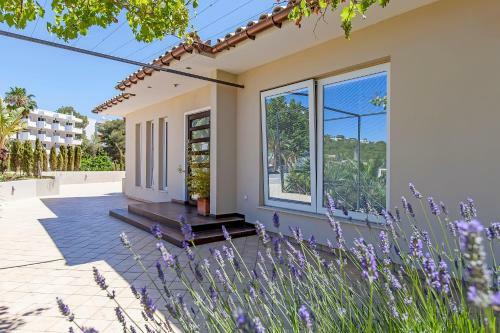 Modern Villa With Large Private Pool
