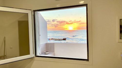 Home2book Window To The Sea