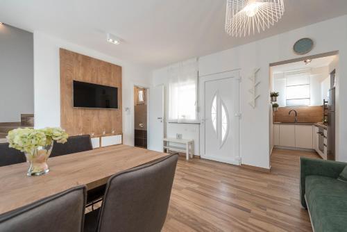 Luxury Apartments - La Vir 1 & 2