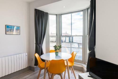 New Central Seafront Apartment- Stunning Sea Views