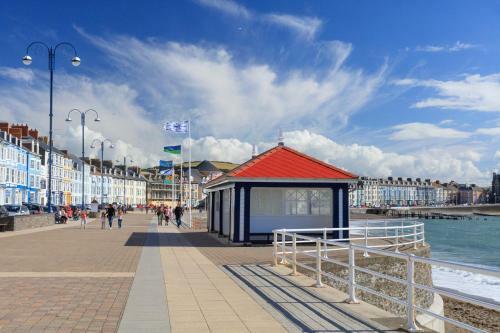 New Central Seafront Apartment- Stunning Sea Views