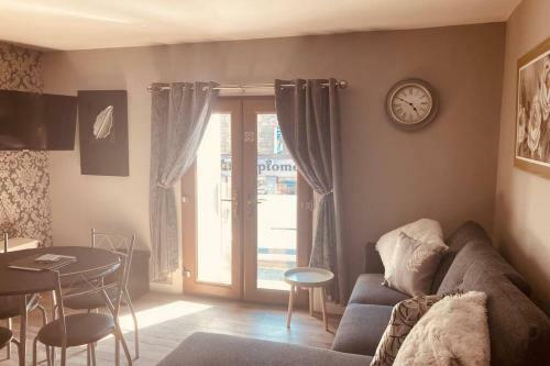 Luxurious 2-bed Town Centre Apartment