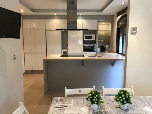 Luxurious Villa. Pr�vate Pool, Padel Court. Subway