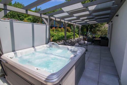 P17 Clement Garden Badacsony