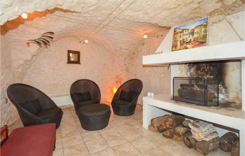 Beautiful Home In Aigu�ze With 5 Bedrooms