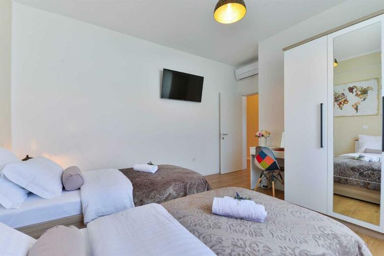 4* Villa First Hill With Heated Pool, Zaton