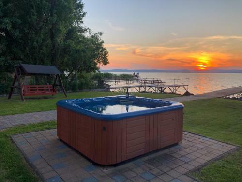 Z�ldpart Lakeside Villa