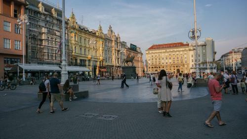 Karlo Main Square Apartments