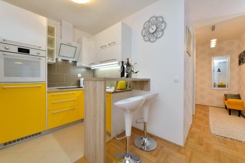 Apartment Sweet Corner