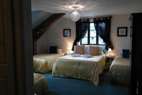 Hostal The Crown Lodge & Restaurant