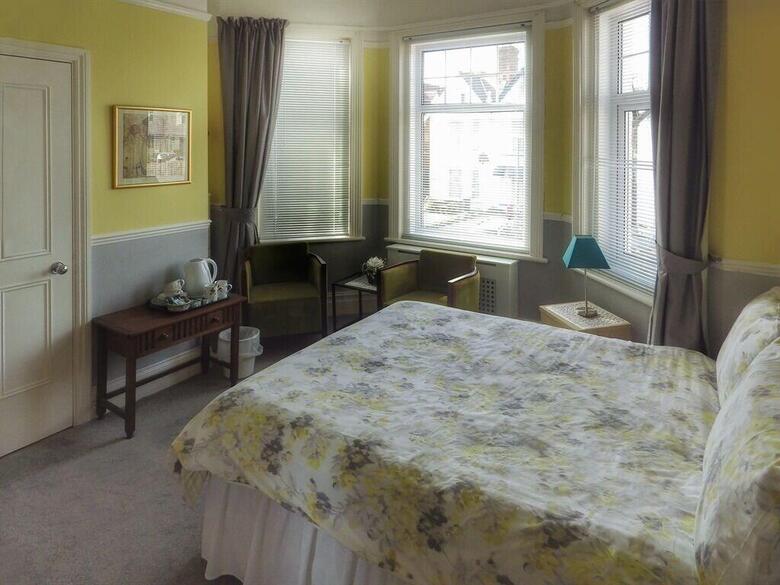 Hostal The Strand Hotel