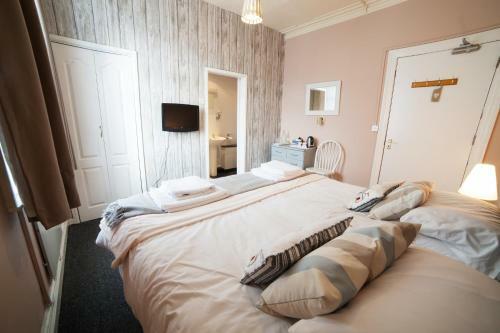 Bed & Breakfast Waves In