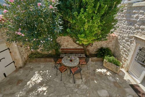 Hostal Mediterranean Holiday House & Apartments