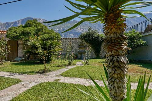 Hostal Mediterranean Holiday House & Apartments