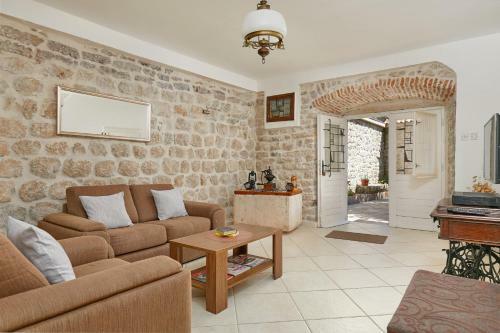 Hostal Mediterranean Holiday House & Apartments