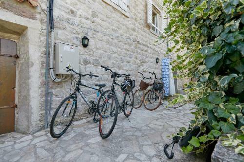 Hostal Mediterranean Holiday House & Apartments