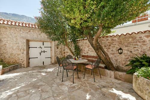 Hostal Mediterranean Holiday House & Apartments