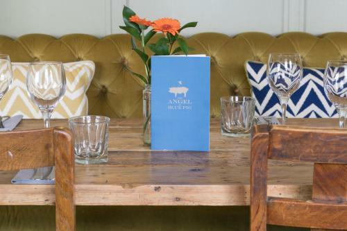 Posada The Angel & Blue Pig