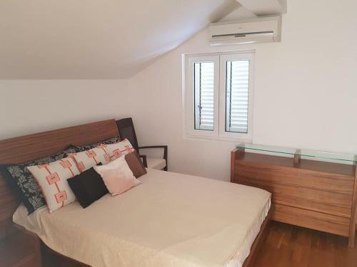 Two Bedroom Apartment With Pool At Pr?anj - Kotor