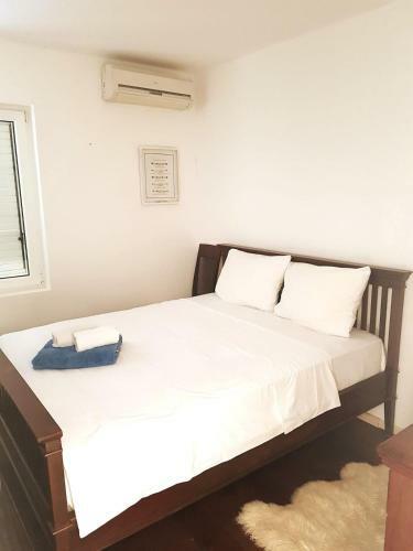 Two Bedroom Apartment With Pool At Pr?anj - Kotor