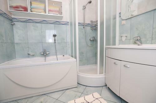 Apartment Bojan With Terrace And Sea View
