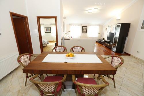 Apartment Bojan With Terrace And Sea View