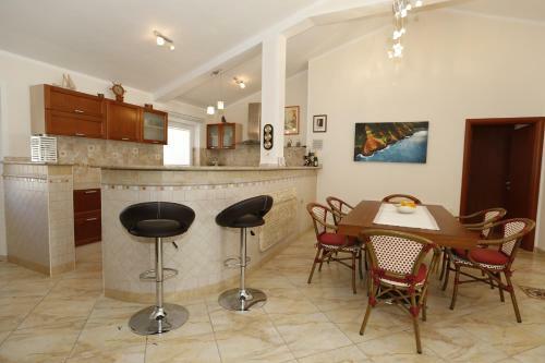 Apartment Bojan With Terrace And Sea View