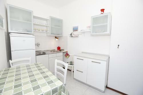 Apartment Luiza With Terrace