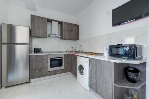 Idyllic Apartment Steps From The Promenade