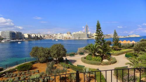 Luxury Apartment With Pool And Terrace, Top Location